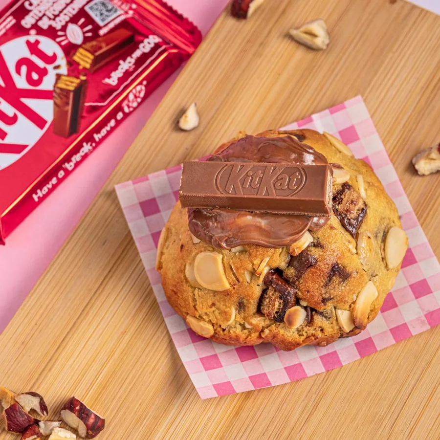 Cookie con KitKat y avellanas, recién horneada