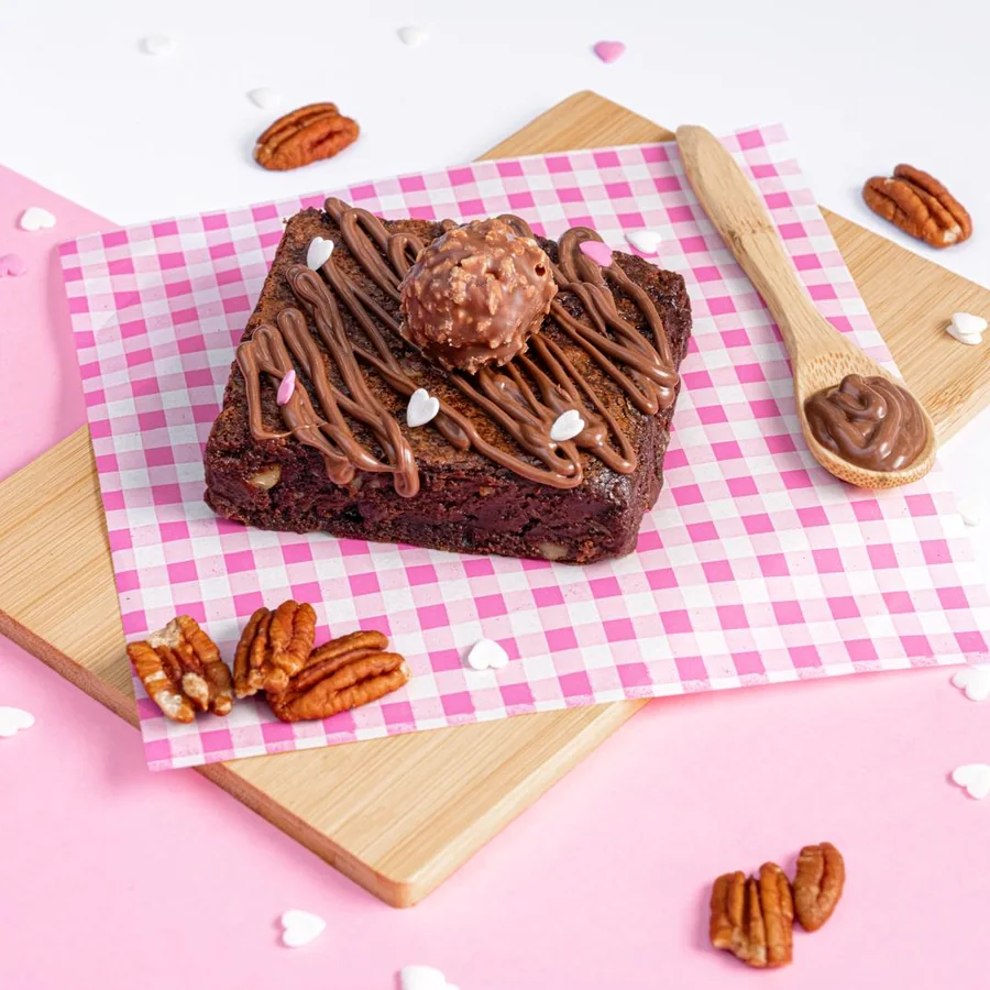 Brownie con hilos de chocolate, Ferrero y nueces pecanas