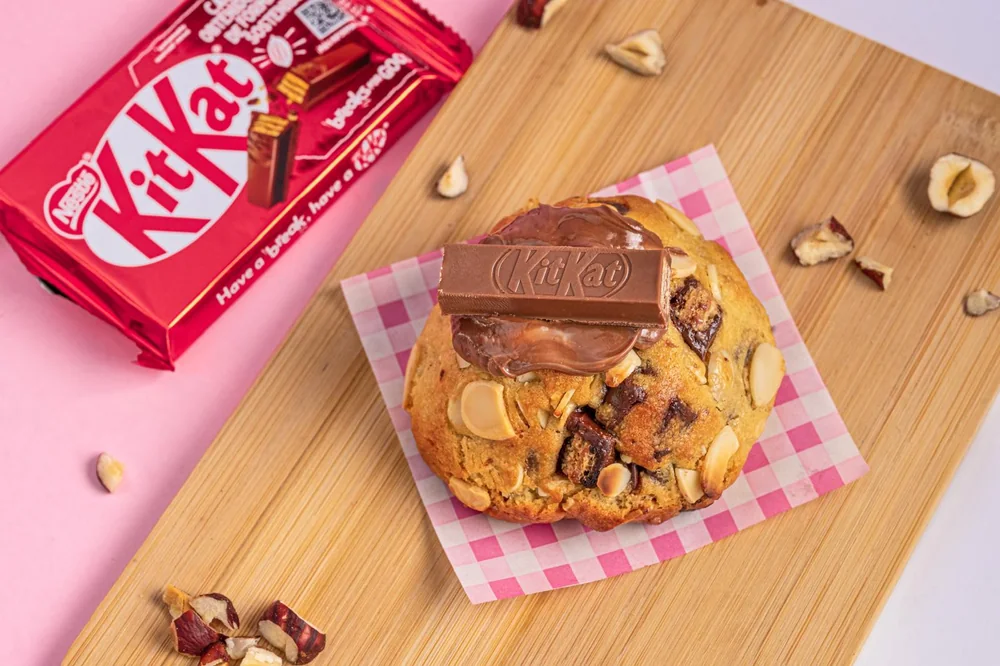 Cookie con KitKat y avellanas