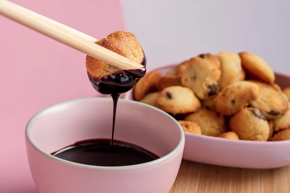 Mini cookies mojadas en salsa de chocolate