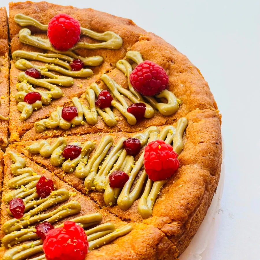 Pizza Cookie cortada en porciones